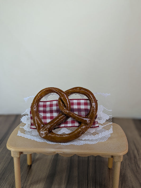 Pretzel Hairclip